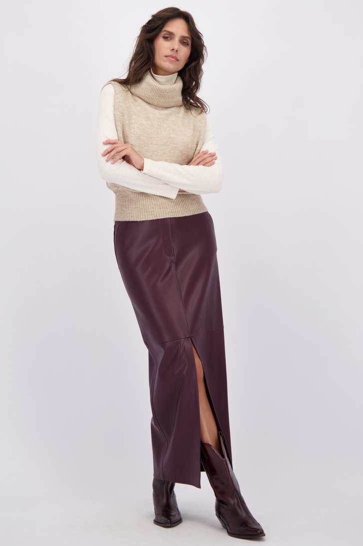 Voorkant van Lange bordeauxbruine rok met leather look door Louise voor Dames
