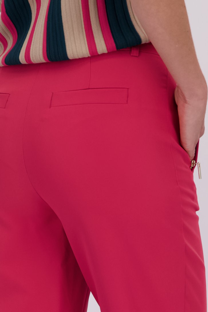 Detail van Lange donkerroze broek door Claude Arielle voor Dames
