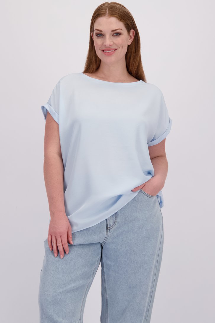Voorkant van Lichtblauw katoenen T-shirt met satin look door Kaffe Curve voor Dames