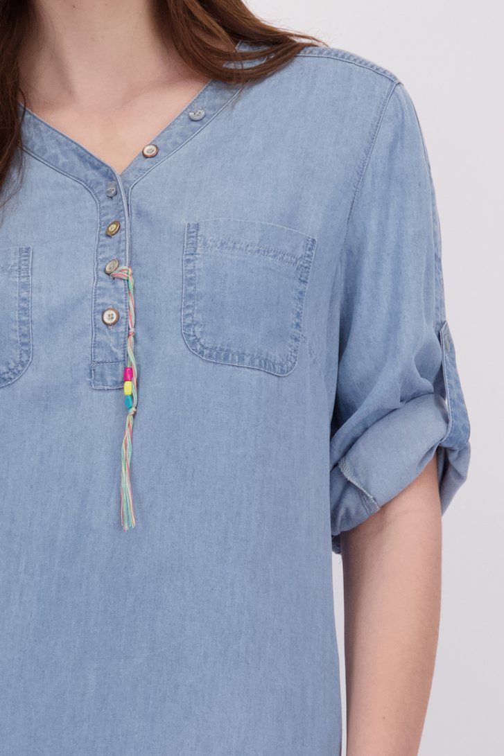 Detail van Lichtblauw kleedje met V-hals  door Geisha voor Dames