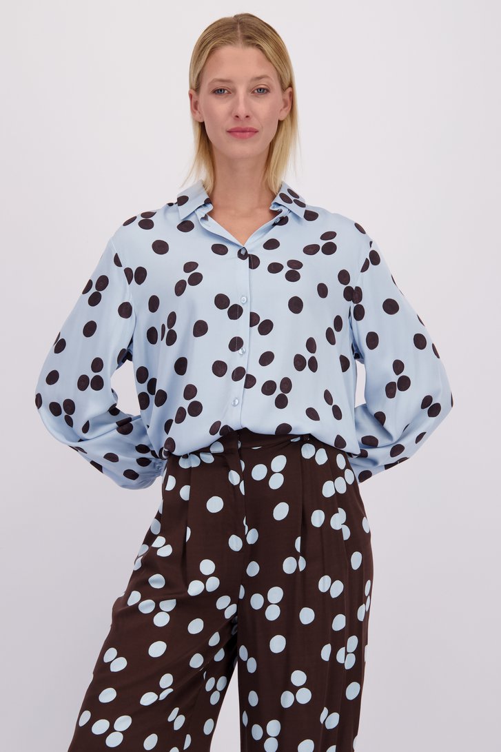 Voorkant van Lichtblauwe blouse met bruine stippenprint door D'Auvry voor Dames