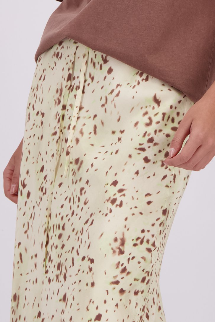 Detail van Lichtgele maxirok met print door Louise voor Dames