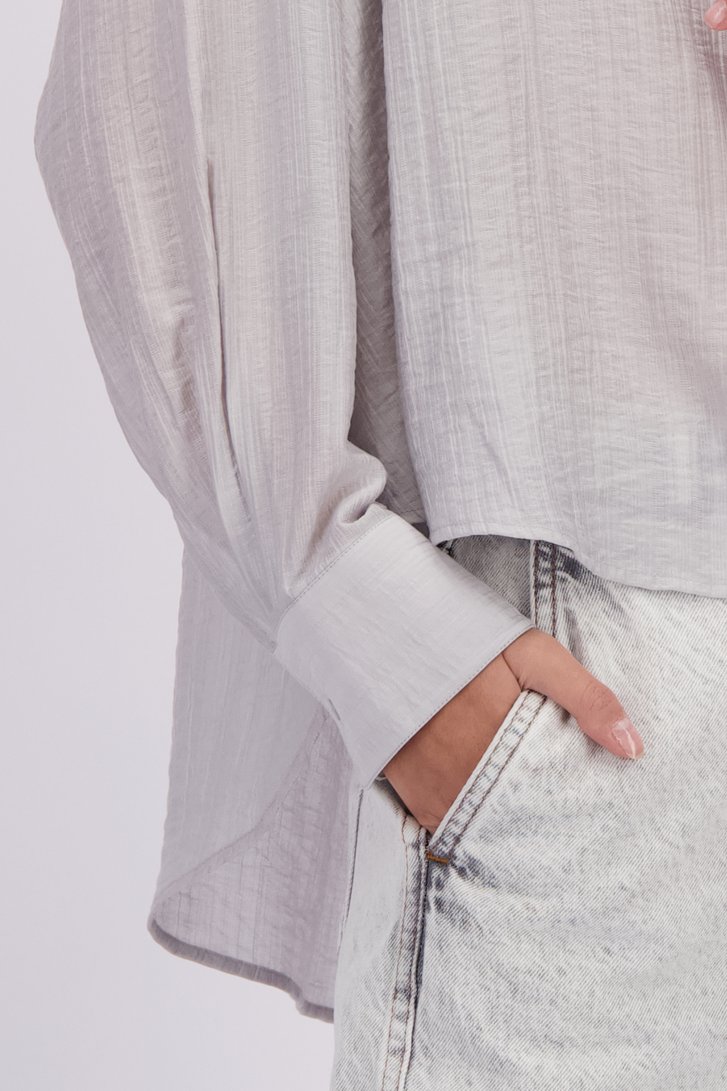 Detail van Lichtgrijze blouse in glansstof door Louise voor Dames