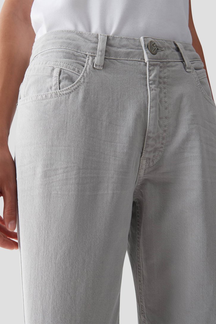 Detail van Lichtgrijze tapered fit jeans - 7/8 lengte  door Opus voor Dames