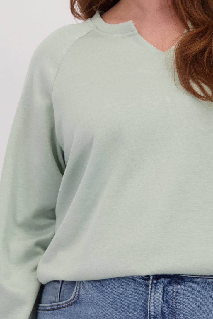 Detail van Lichtgroene blouse met V-hals door ONLY Carmakoma voor Dames