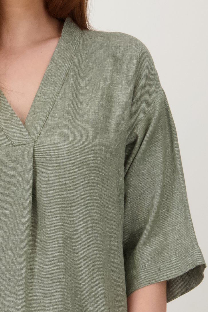 Detail van Linnen groen-grijs kleedje met V-hals door Libelle voor Dames