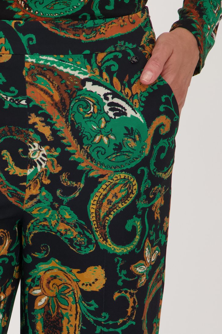 Detail van Losse broek met groene paisley print door Claude Arielle voor Dames