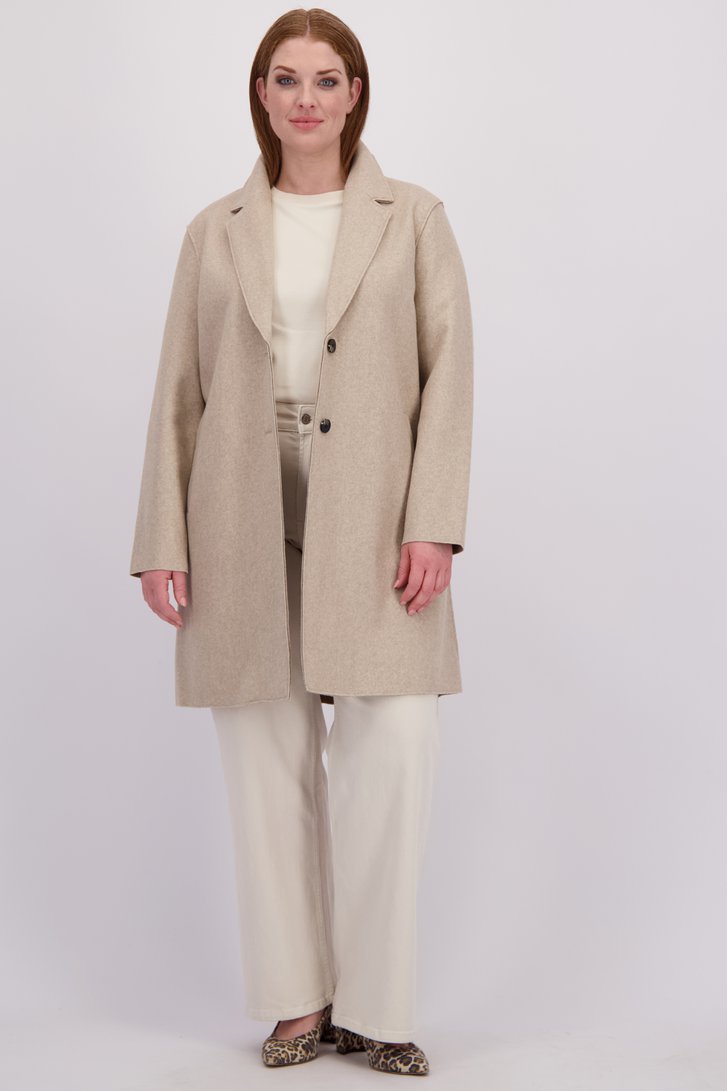 Le devant de Manteau beige de ONLY Carmakoma pour Femmes