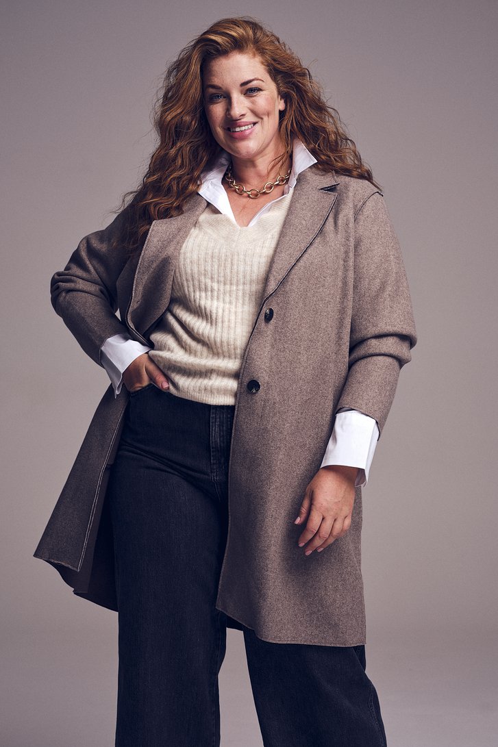 Le devant de Manteau marron clair de ONLY Carmakoma pour Femmes