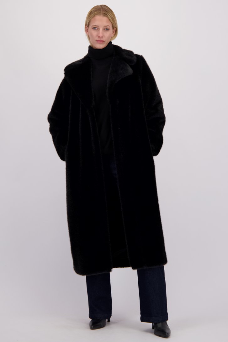 Le devant de Manteau noir en fausse fourrure de D'Auvry pour Femmes