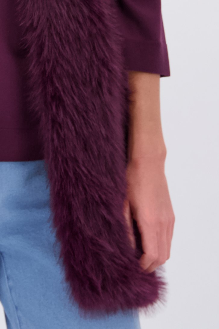 Detail van Mouwloze bordeaux mantel in faux fur  door D'Auvry voor Dames