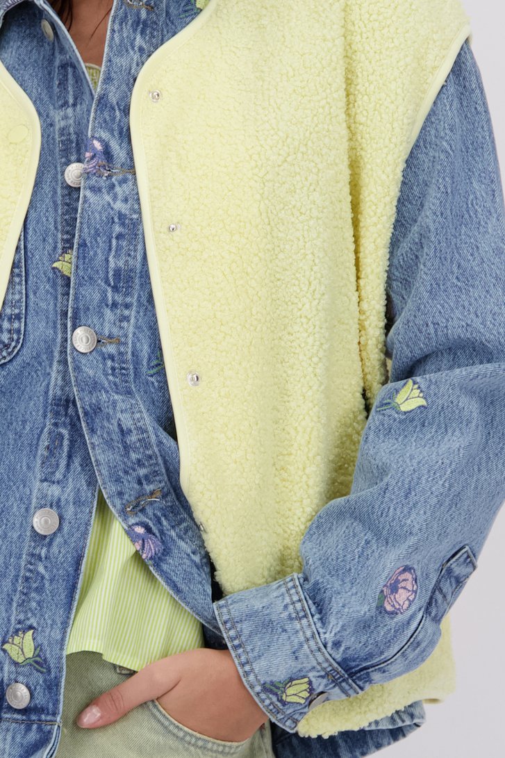 Detail van Mouwloze gele vest in teddy door Pieces voor Dames