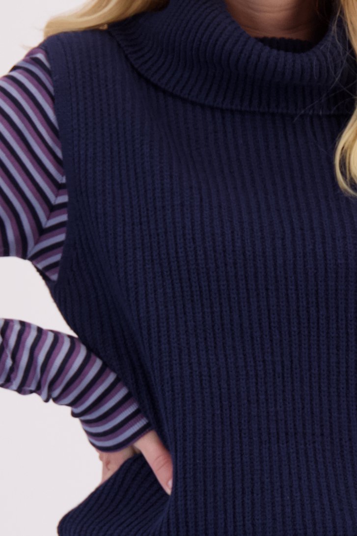Detail van Navy mouwloos truitje met rolkraag door Libelle voor Dames