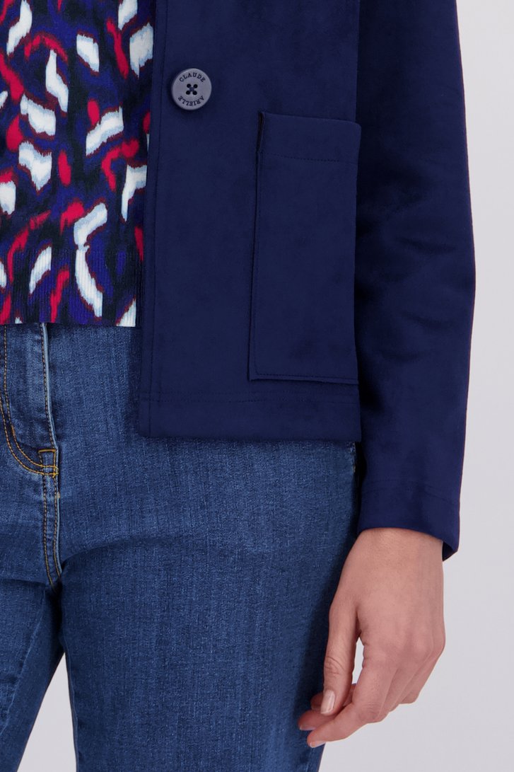 Detail van Navy vestje in suède look door Claude Arielle voor Dames