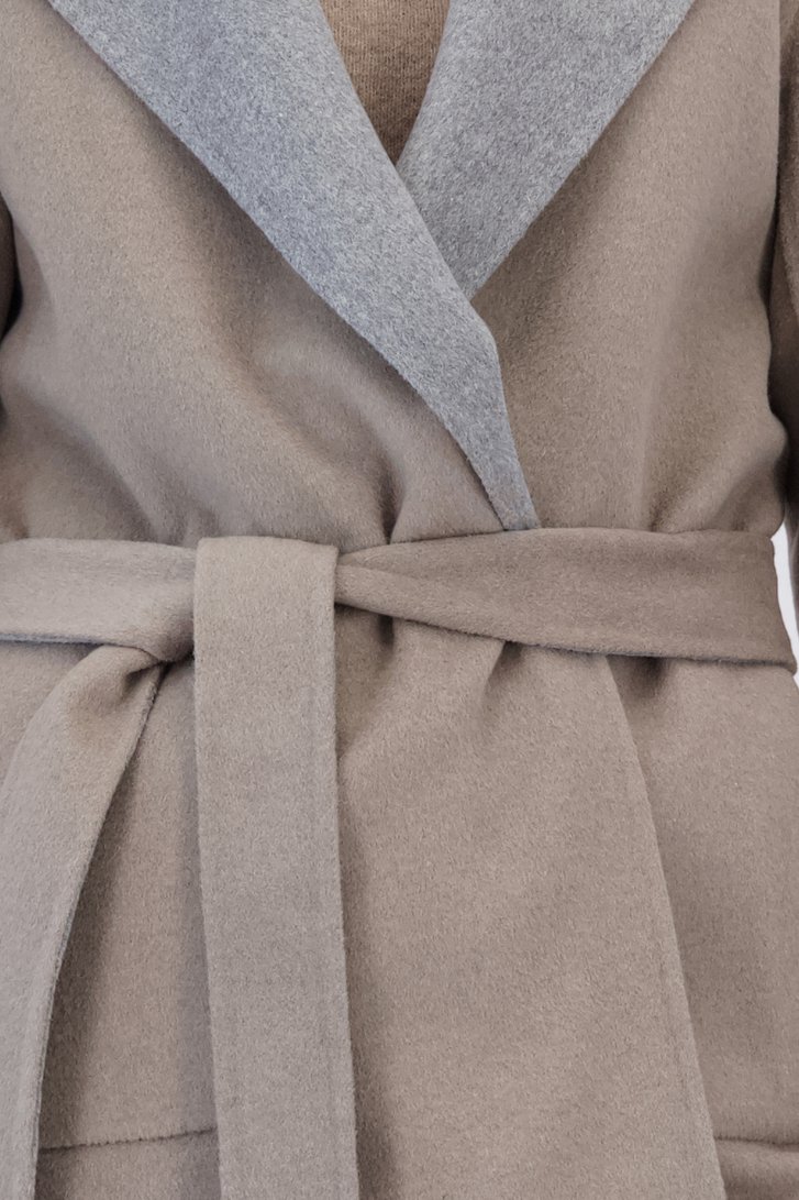 Detail van Omkeerbare mantel in beige en grijs door D'Auvry voor Dames