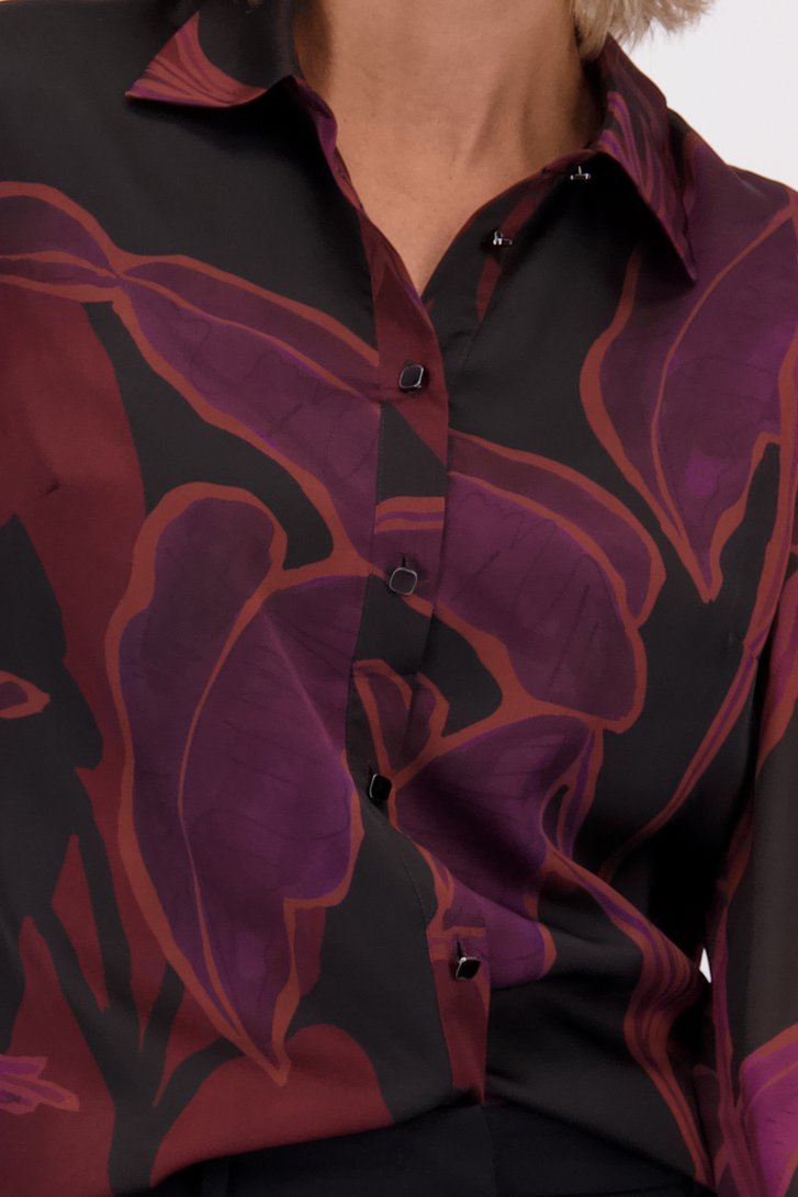 Detail van Paarse blouse met print door Claude Arielle voor Dames
