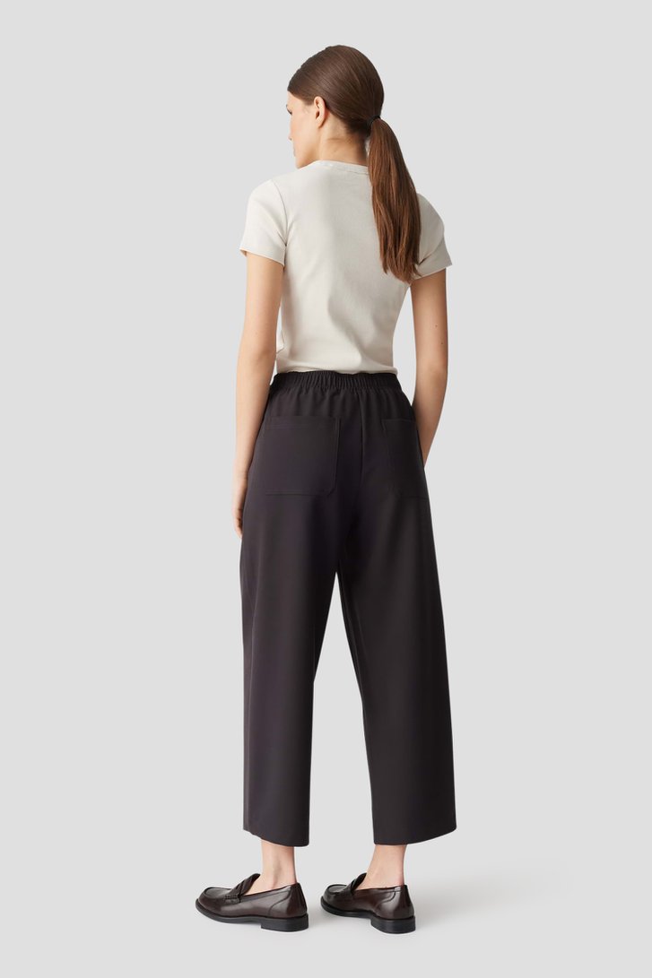 Le dos de Pantalon ample brun à poches cargo – longueur 7/8 de Opus pour Femmes