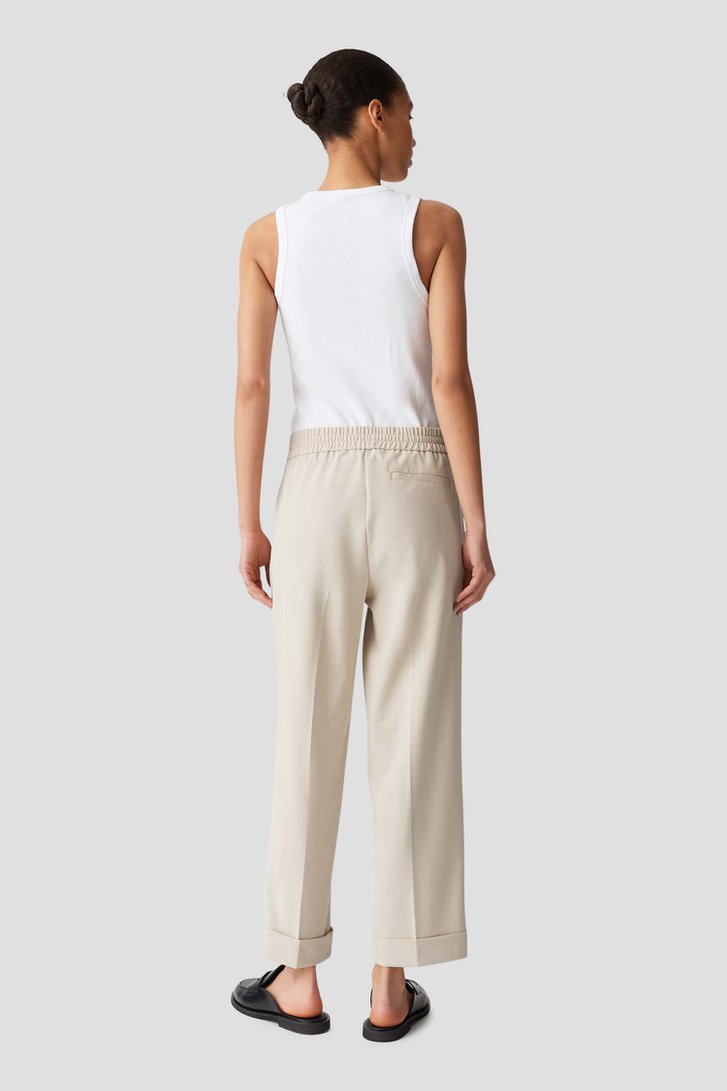 Le dos de Pantalon beige à taille élastique – longueur 7/8 de Opus pour Femmes