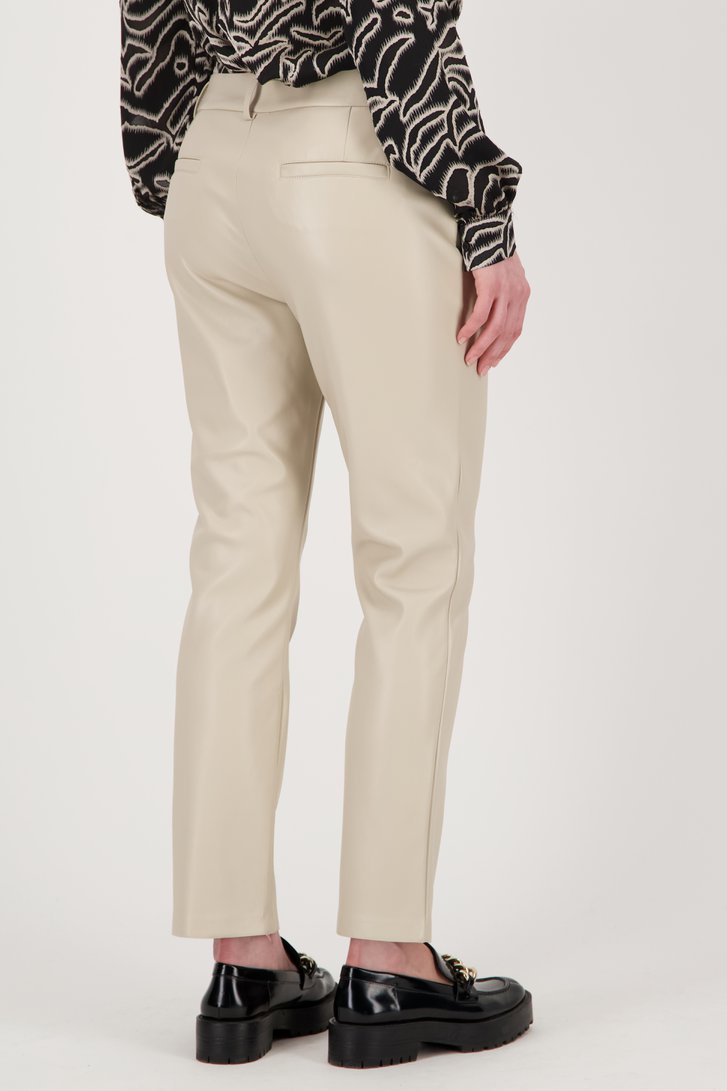 Pantalon beige avec aspect cuir - Slim fit de Geisha pour Femmes
