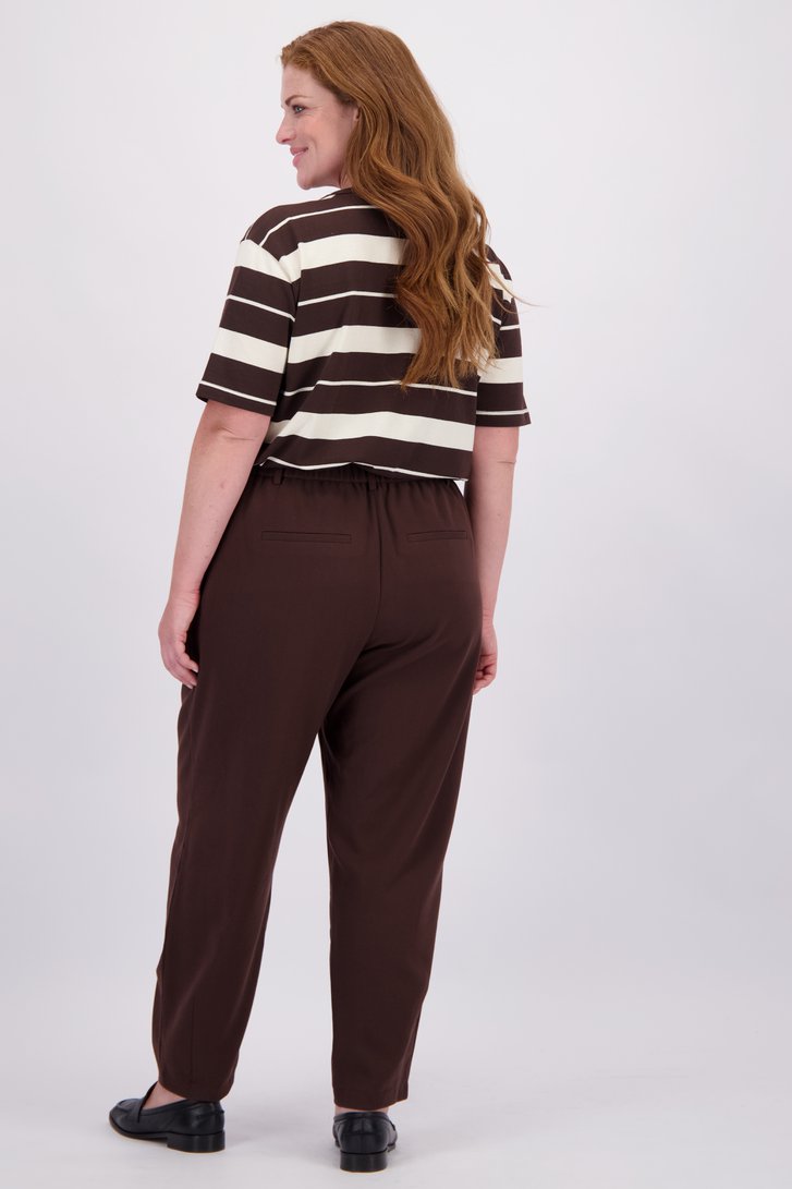 Le dos de Pantalon habillé brun - longueur 7/8 de Kaffe Curve pour Femmes