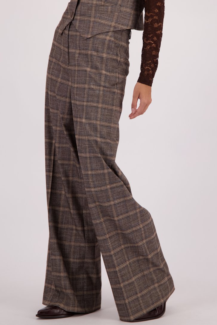Le devant de Pantalon large à carreaux marron de Louise pour Femmes