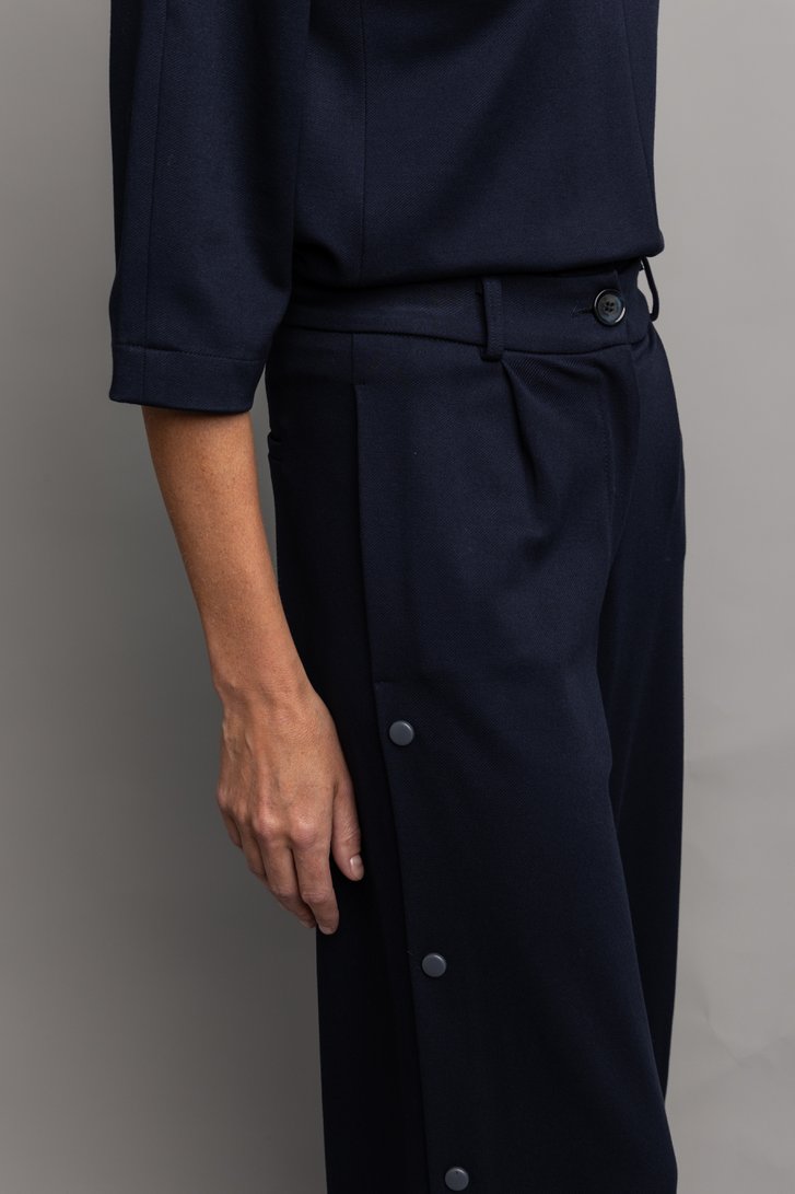 Détail de Pantalon large bleu foncé avec boutons décoratifs de AC by Annelien Coorevits pour Femmes