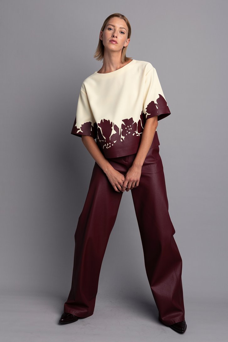 Photo supplémentaire 4 de Pantalon large bordeaux à l'aspect cuir de D'Auvry pour Femmes