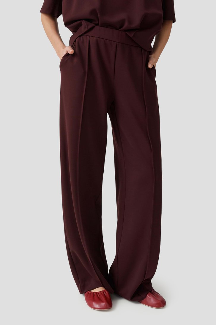 Le devant de Pantalon large bordeaux à taille élastique de Opus pour Femmes