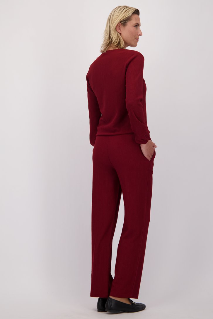 Le dos de Pantalon rouge bordeaux texturé de Claude Arielle pour Femmes