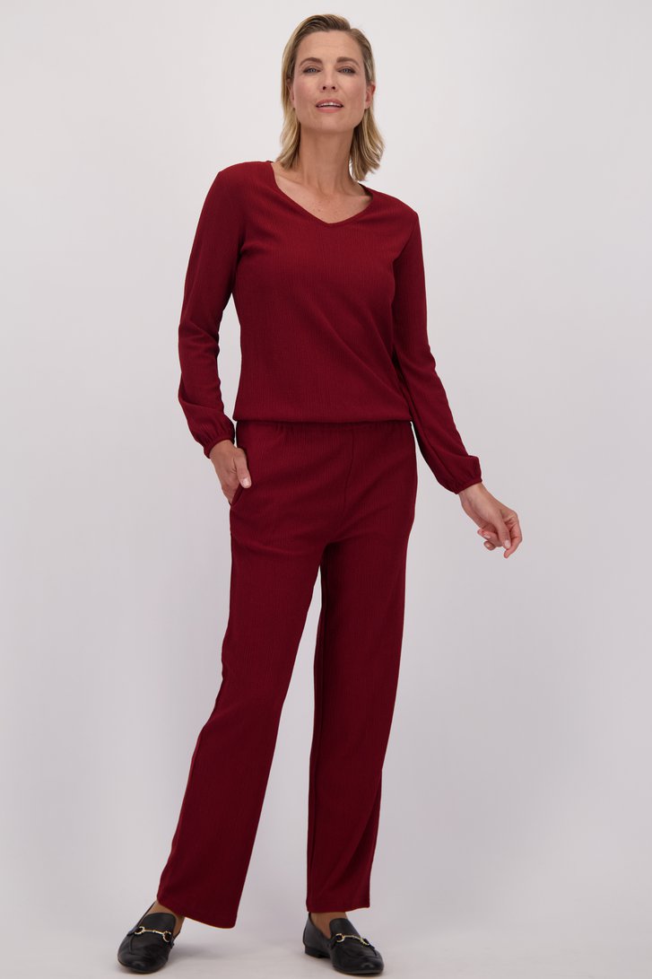 Le devant de Pantalon rouge bordeaux texturé de Claude Arielle pour Femmes