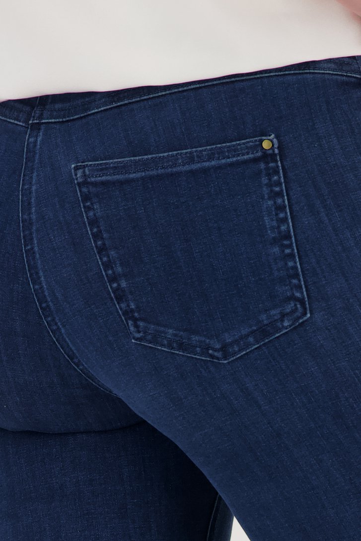 Détail de Pantalon stretch bleu foncé avec aspect denim de Claude Arielle pour Femmes