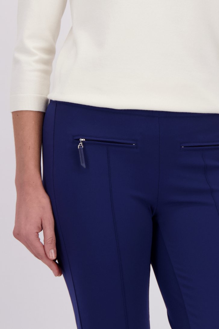 Détail de Pantalon stretch bleu foncé – longueur 7/8 de Claude Arielle pour Femmes