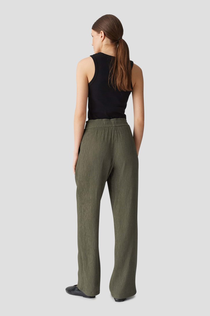 Le dos de Pantalon vert à texture froissée de Opus pour Femmes