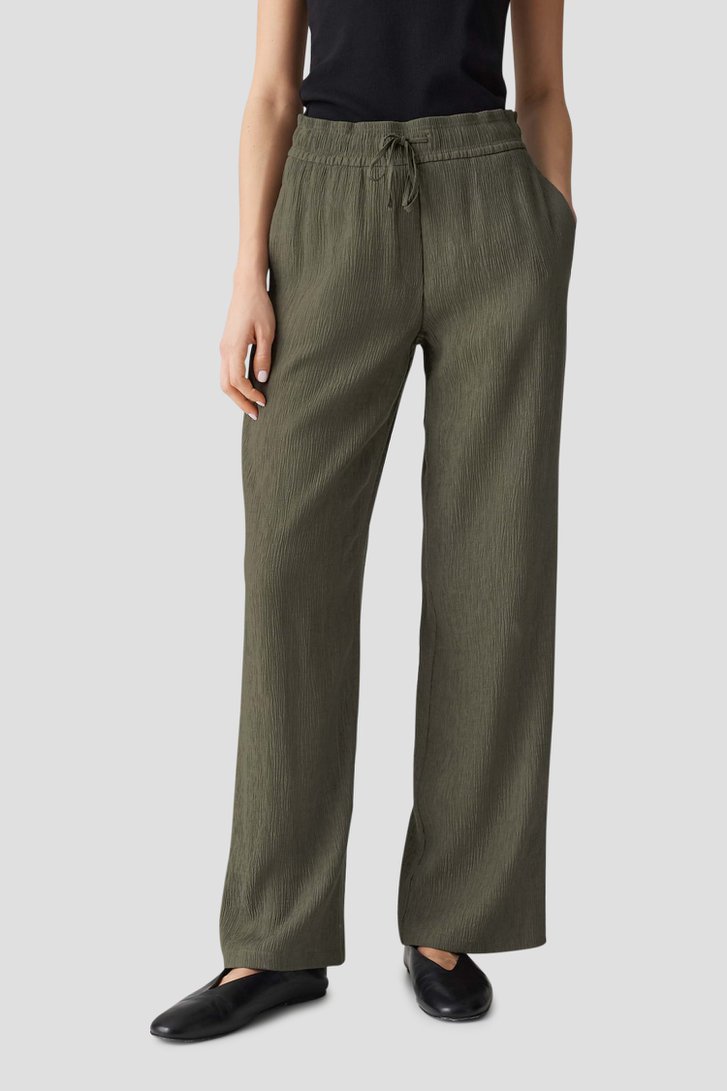 Le devant de Pantalon vert à texture froissée de Opus pour Femmes