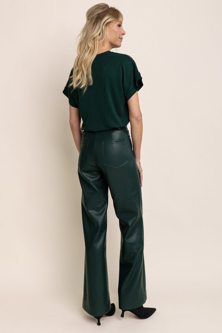 Le dos de Pantalon vert foncé effet cuir de AC by Annelien Coorevits pour Femmes