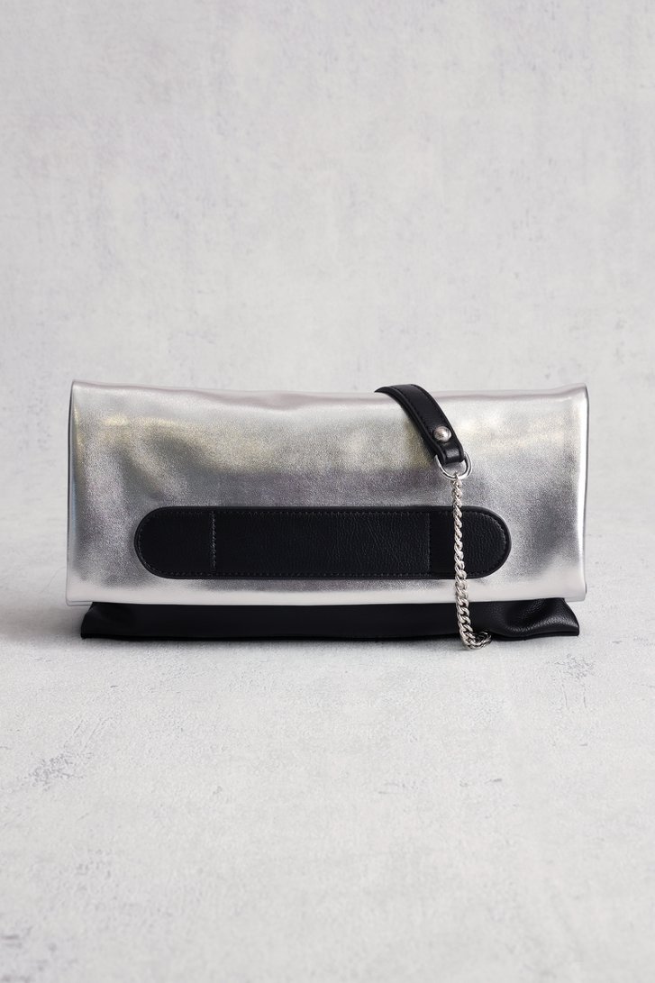 Le devant de Pochette argentée avec bandoulière amovible de Liberty Island pour Femmes