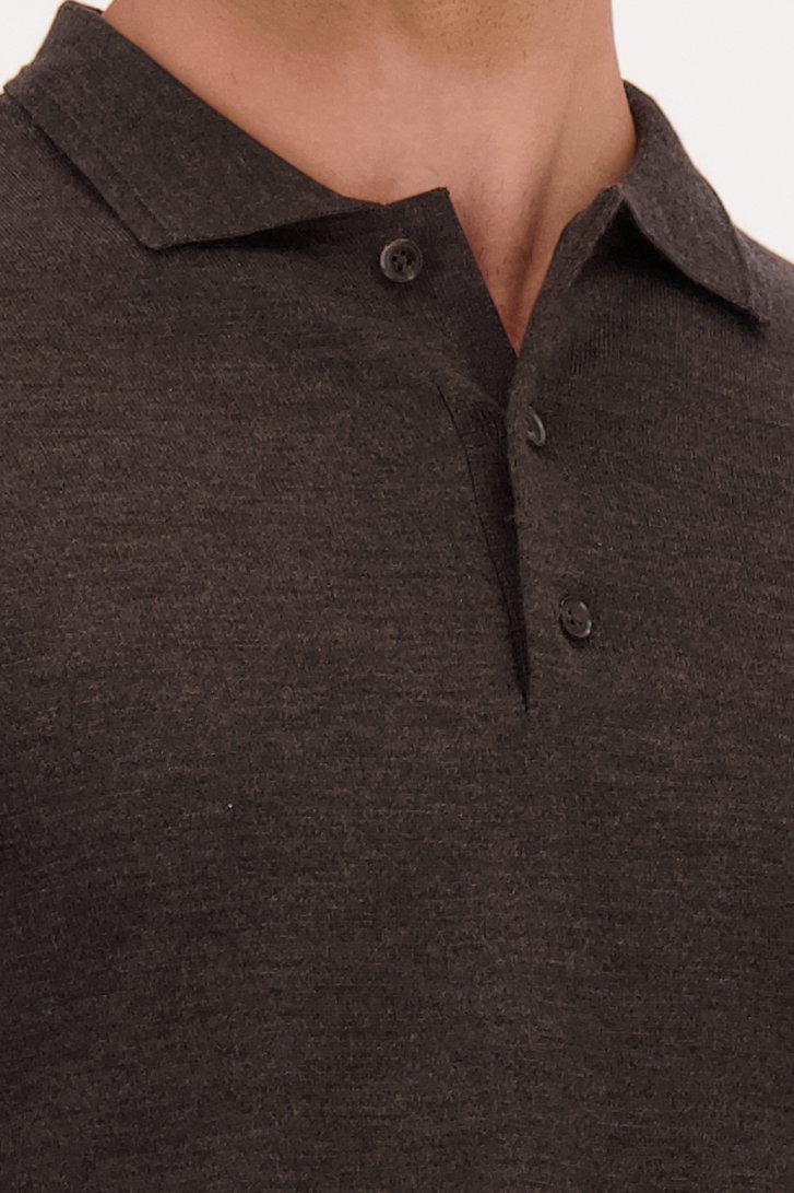 Détail de Polo brun foncé en laine à manches longues de Upper East pour Hommes
