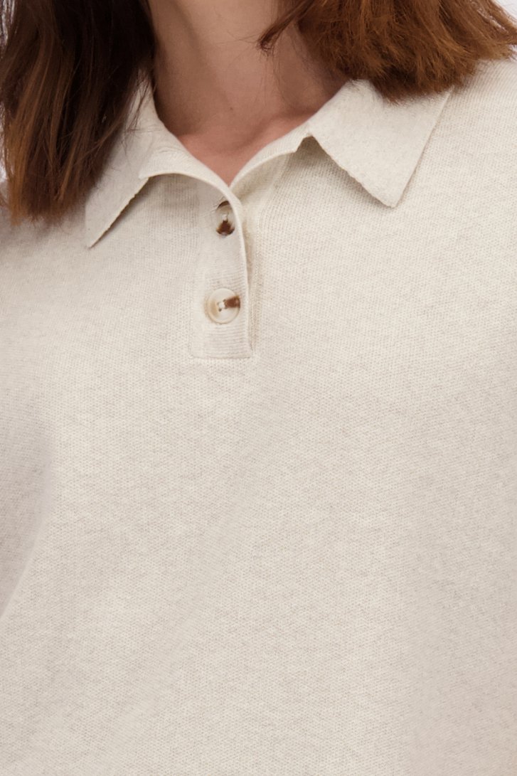 Détail de Polo en maille beige sans manches de LŌVING pour Femmes