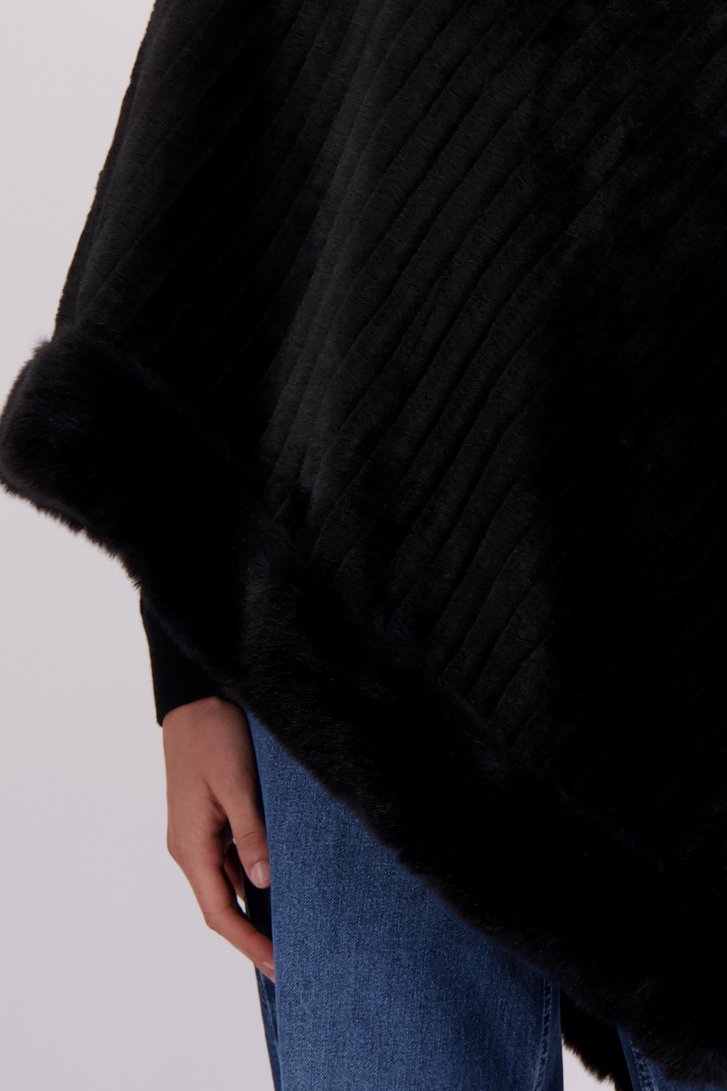 Détail de Poncho noire en fausse fourrure de Liberty Island pour Femmes