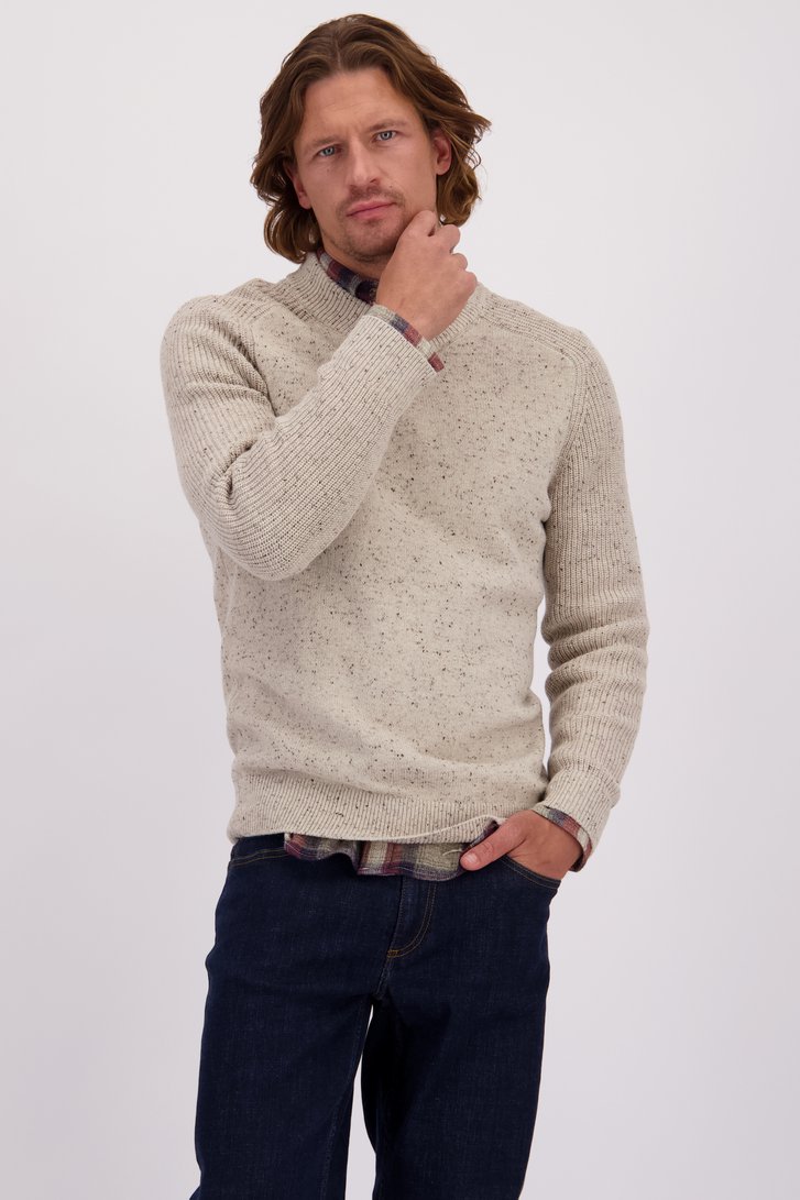 Le devant de Pull beige à col en V de Ravøtt pour Hommes