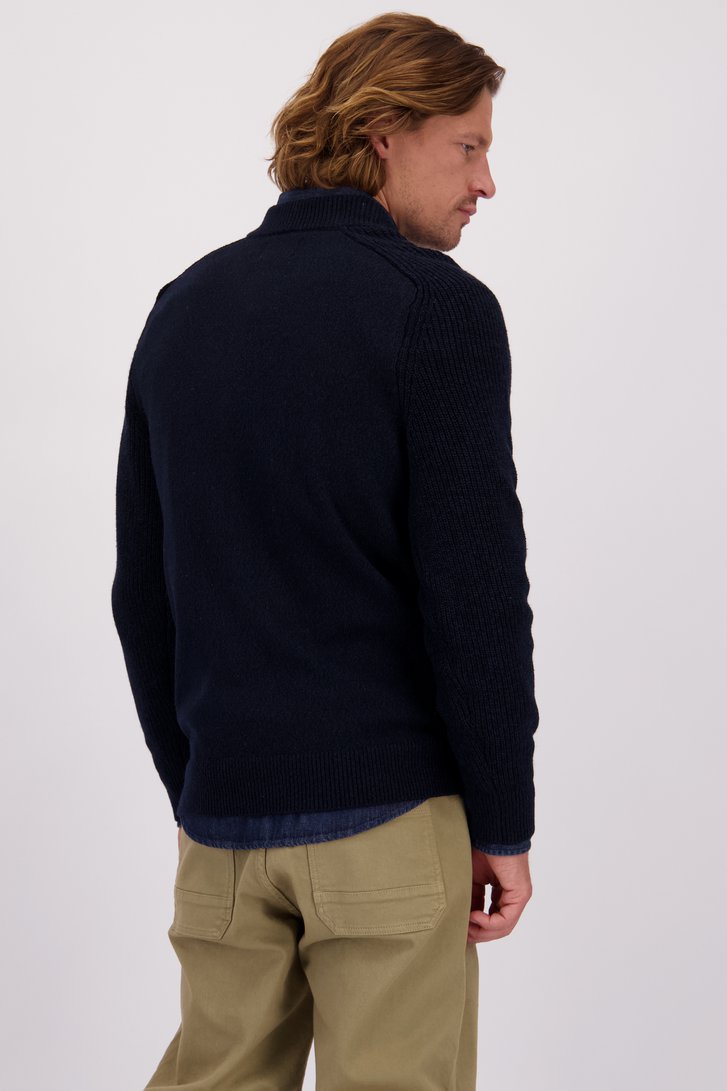 Le dos de Pull beige à col en V de Ravøtt pour Hommes