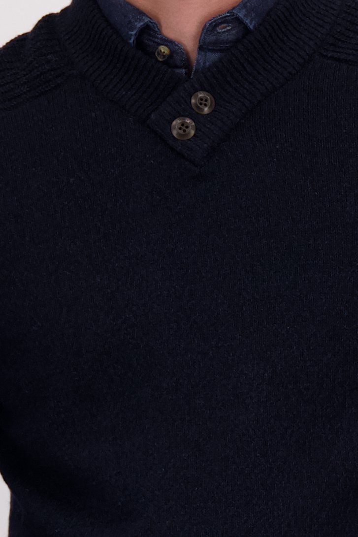 Détail de Pull beige à col en V de Ravøtt pour Hommes