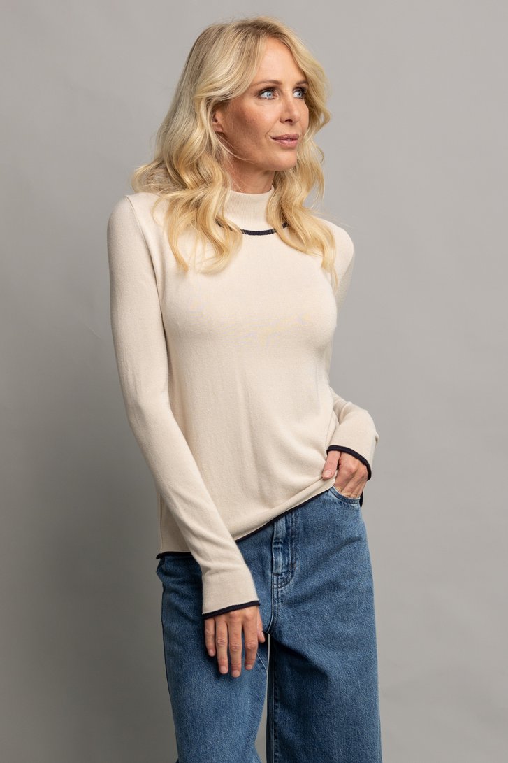 Détail de Pull beige à col montant de AC by Annelien Coorevits pour Femmes