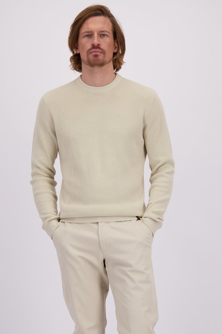 Le devant de Pull beige à col rond de Ravøtt pour Hommes