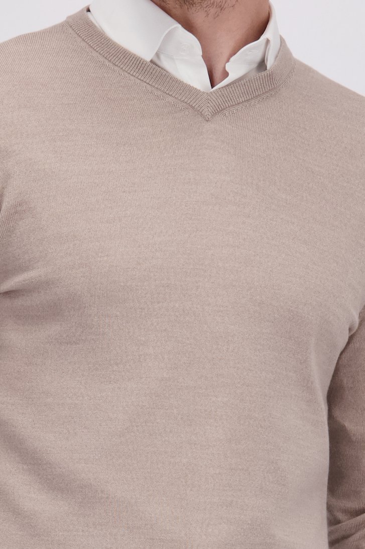 Détail de Pull beige en laine à col V de Dansaert Black Premium pour Hommes