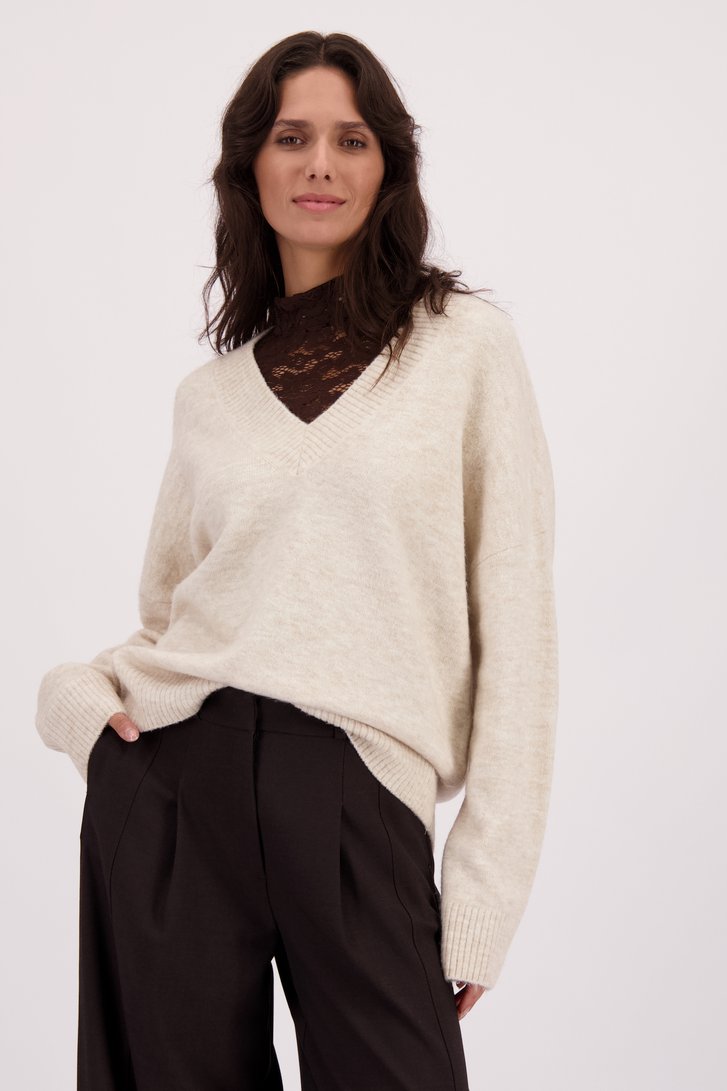 Le devant de Pull beige en maille avec col en V de Louise pour Femmes