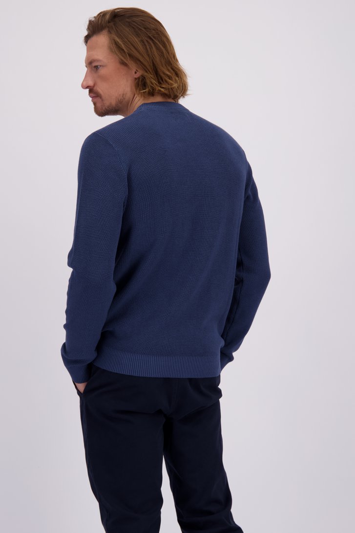 Le dos de Pull bleu à col rond de Ravøtt pour Hommes