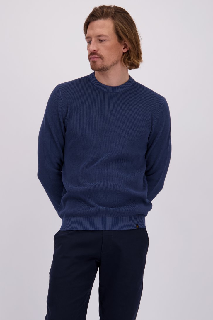 Le devant de Pull bleu à col rond de Ravøtt pour Hommes