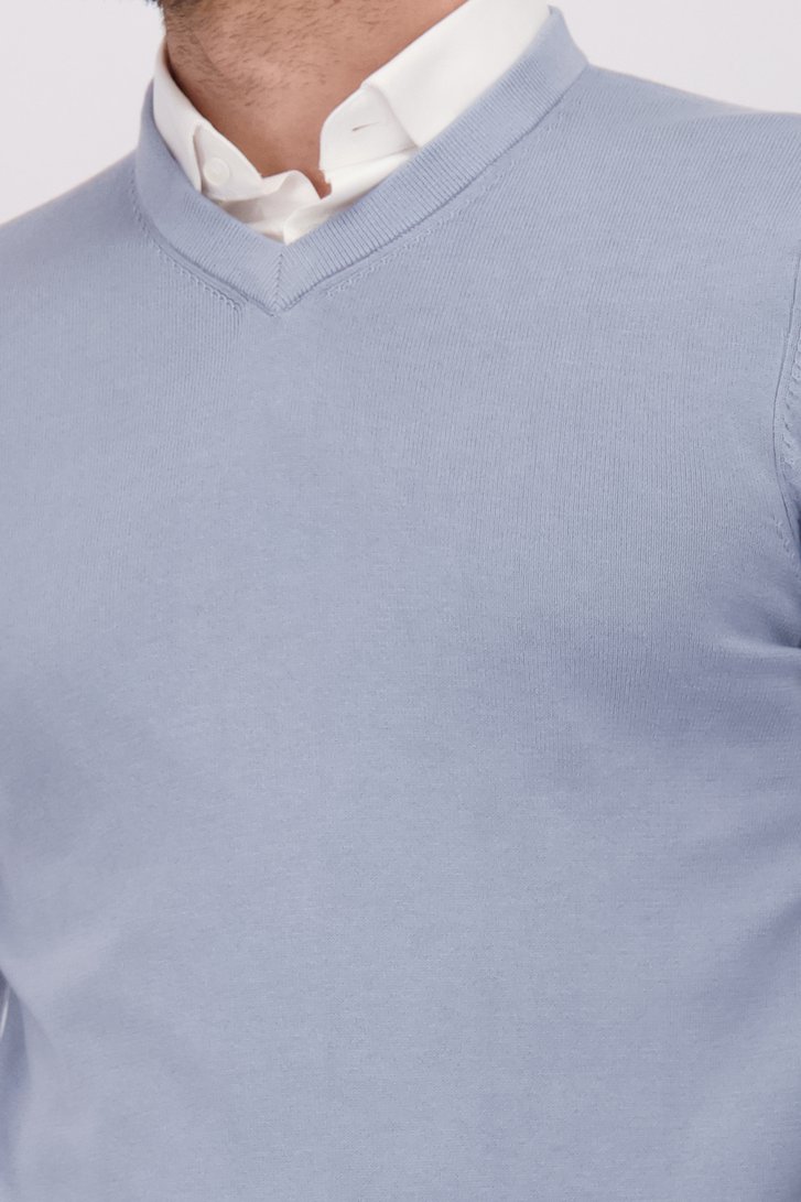 Détail de Pull bleu clair en maille à col V de Michaelis pour Hommes