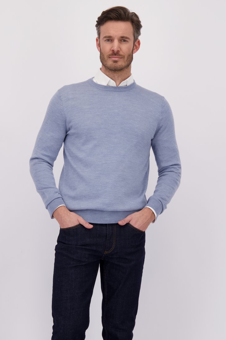 Le devant de Pull bleu finement tricoté à col rond de Dansaert Black pour Hommes